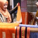 Dekranasda Aceh Latih 50 Remaja Putri Putus Sekolah Menenun Kain Songket