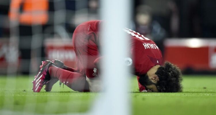 Penyerang Liverpool Mohamed Salah bersujud setelah menjebol gawang Everton dalam pertandingan Liga Primer Inggris di Stadion Anfield, Selasa (14/2/2023) dini hari WIB. Liverpool menang 2-0.