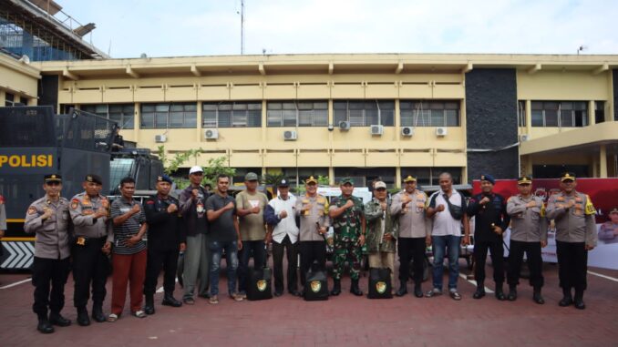 Kapolresta Bagikan 100 Paket Sembako Bantuan Akabri TNI Polri di Banda Aceh