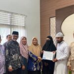 Disdukcapil Banda Aceh Serahkan KK dan KTP Kepada Pengantin Baru 