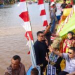 Penjabat Gubernur Meriahkan Lomba Perahu Hias PKA-8