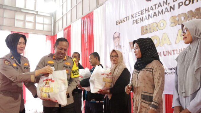 Polresta Banda Aceh Bagikan 100 Paket Bansos