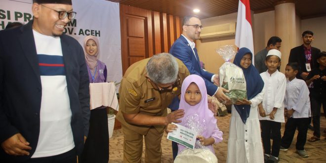 Sekda Aceh Serahkan Beasiswa Yatim untuk Anak-Anak Binaan RQV Indonesia