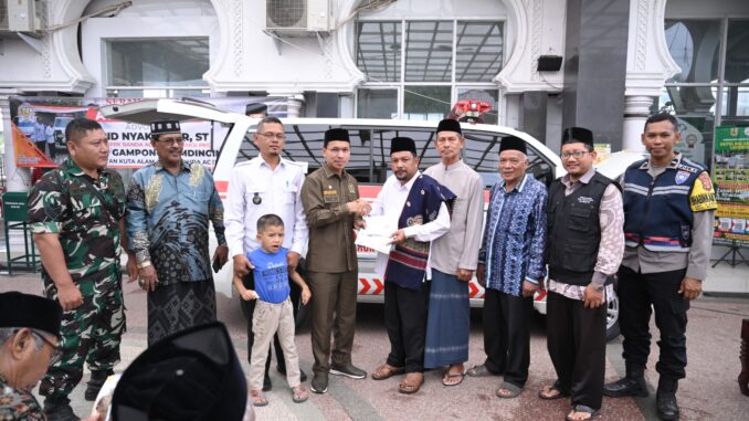 Gampong Lamdingin Terima Mobil Ambulans dari Ketua DPRK Banda Aceh