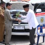 Ketua DPRK Serahkan Mobil Ambulans untuk Gampong Lampulo