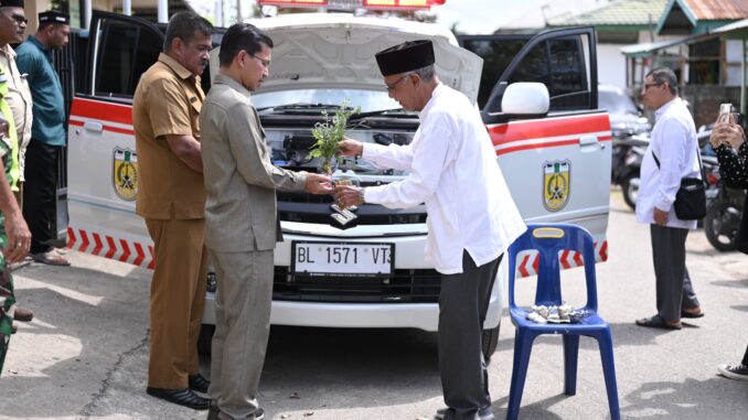 Ketua DPRK Serahkan Mobil Ambulans untuk Gampong Lampulo