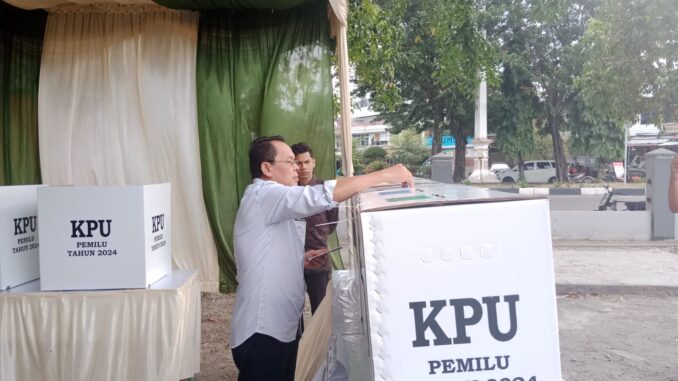 Pj Wali Kota Banda Aceh Salurkan Hak Suara di TPS Kampung Baru
