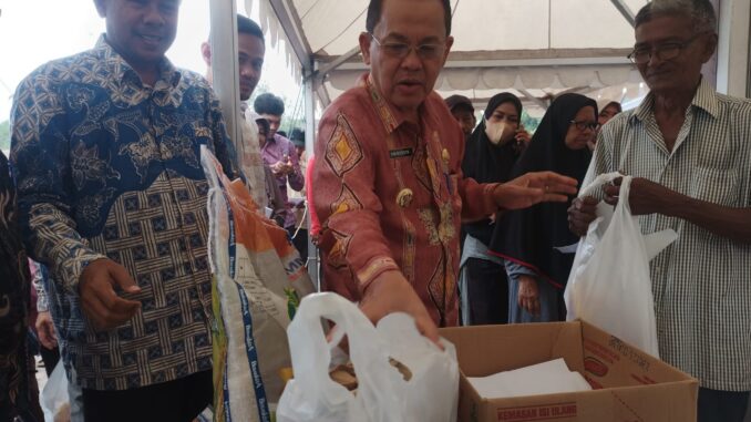 Amiruddin Tinjau Pasar Murah di Ulee Kareng