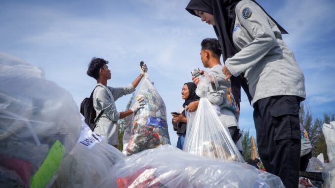 Pegawai Pemerintah Kota Banda Aceh Ikut Kutip Sampah pada HPSN 2024
