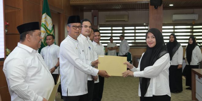 Pemerintah Aceh Serahkan SK Tenaga Kontrak