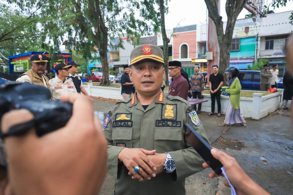 Peringati HUT ke 74, Satpol PP dan WH Banda Aceh Bagi-bagi Takjil