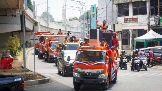 Petugas Kebersihan Ikut Arak Piala Adipura XI Keliling Kota Banda Aceh