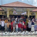 Polsek Krueng Barona Jaya Salurkan 70 Paket Ramadhan Bagi Anak Yatim se Kecamatan