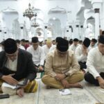 Pj Gubernur Aceh dan Forkopimda Shalat Ied Bersama Ribuan Jama’ah di Masjid Raya Baiturrahman