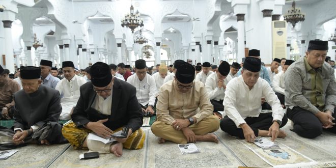Pj Gubernur Aceh dan Forkopimda Shalat Ied Bersama Ribuan Jama’ah di Masjid Raya Baiturrahman